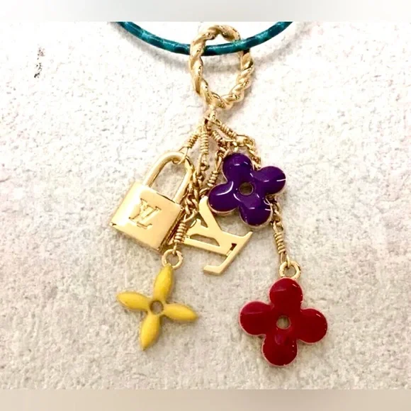 Louis Vuitton M65391
Pandantif Sweet Monogram bag charm
Like new condition - Picture 5 of 5
